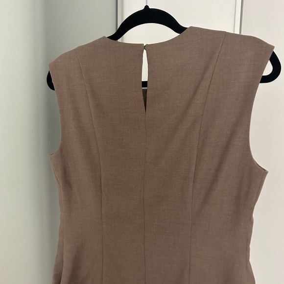 Abercrombie & Fitch Taupe Sleeveless Blouse - Picture 2 of 6